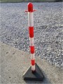 Stojak plastikowy biało-czerwony do łańcucha na podstawie betonowej #2