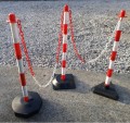 Stojak plastikowy biało-czerwony do łańcucha na podstawie betonowej #6