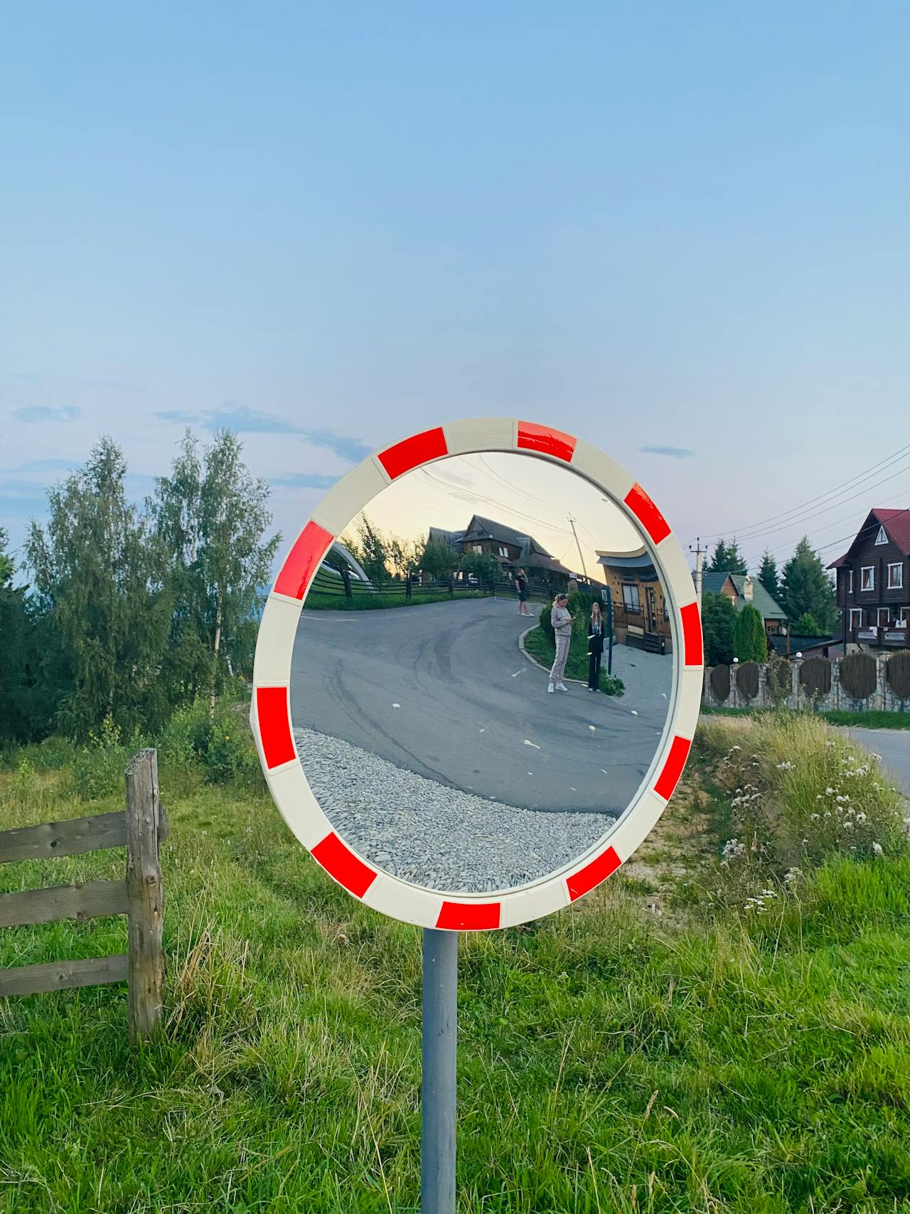 Montaż lustra drogowego - poradnik